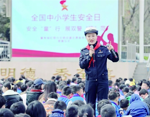 交警向孩子们现场讲解交通安全知识